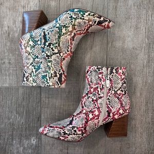 UNWORN Steve Madden ankle block heels with a rainbow snake skin pattern size 8